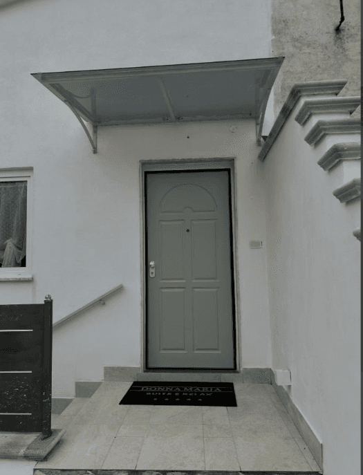 Dettaglio dell'ingresso della struttura