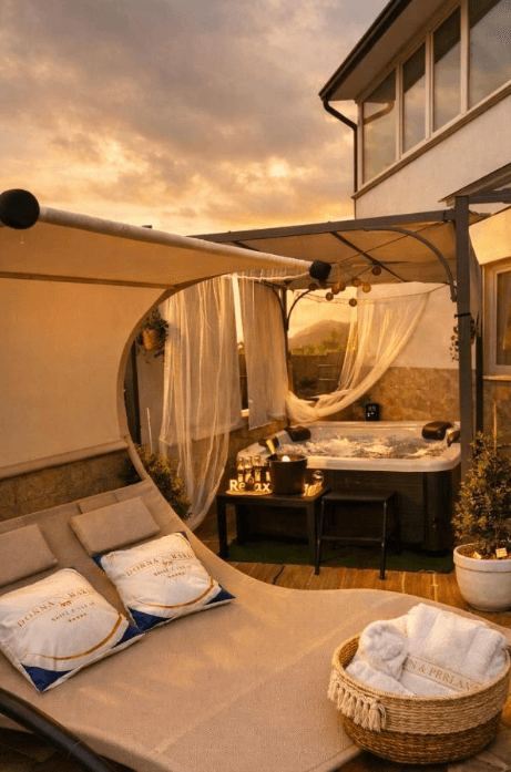 Terrazza panoramica al tramonto con vasca idromassaggio