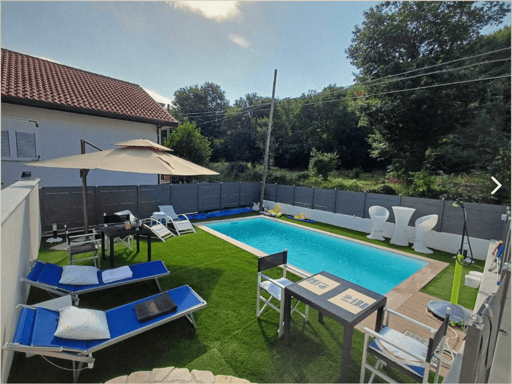Piscina panoramica di Donna Maria Suite & Relax