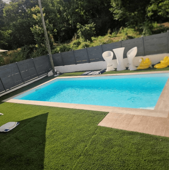 Vista laterale della piscina