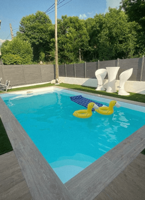 Dettaglio della piscina al tramonto