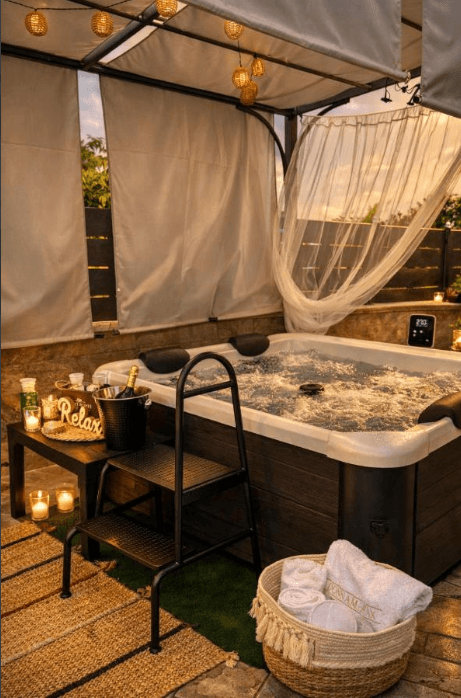 Dettaglio della jacuzzi al tramonto
